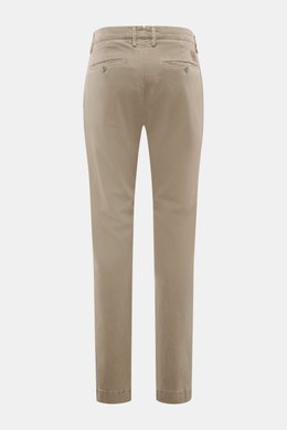 Jacob Cohen Pants 'Bobby' taupe shown from the back, slim fit tapered cotton-lyocell twill with stretch, French pockets, buttoned back pockets, leather patch. Opt for modern luxury in everyday life: The slim-cut pants 'Bobby' by JACOB COHEN impress with s