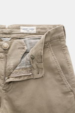 Close-up front view of Jacob Cohen Pants 'Bobby' taupe showing twill cotton-lyocell fabric, zipper, button, and pocket details, slim fit. Opt for modern luxury in everyday life: The slim-cut pants 'Bobby' by JACOB COHEN impress with soft twill made from c