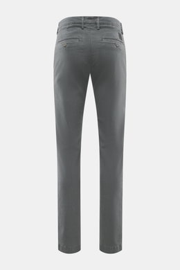 Jacob Cohen Pants 'Bobby' grey shown from the back, slim-cut with tapered legs, soft cotton-lyocell twill, elastic, French pockets, buttoned back pockets, and tonal leather patch. Embrace modern luxury in everyday life: The slim-cut pants 'Bobby' from JAC