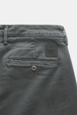 Close-up rear view of Jacob Cohen Pants 'Bobby' grey showcasing soft cotton-lyocell twill, welted coin pocket, buttoned back pocket, and tonal leather patch. Embrace modern luxury in everyday life: The slim-cut pants 'Bobby' from JACOB COHEN impress with 
