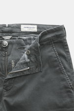 Close-up front view of Jacob Cohen Pants 'Bobby' grey showing zipper, waistband button, and branded label, made of soft cotton lyocell twill.

Description: <p>Embrace modern luxury in everyday life: The slim-cut pants 'Bobby' from JACOB COHEN impress with