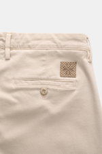 Close-up rear view of Jacob Cohen Pants 'Bobby' sand showing soft cotton-lyocell twill, slim fit, back pockets with button, and tonal leather patch.