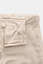 Close-up front view of Jacob Cohen Pants 'Bobby' sand in soft cotton and lyocell twill with zipper, button, and detailed stitching, showcasing elastic slim fit and tapered cut. Rely on modern luxury in everyday life: The slim-cut pants 'Bobby' by JACOB CO