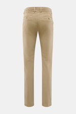 Jacob Cohen Pants 'Bobby' beige shown from the back, slim fit, tapered cut, soft cotton-lyocell twill with stretch, French pockets, buttoned back pockets.