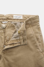 Close-up front view of Jacob Cohen Pants 'Bobby' beige showing slim-cut twill fabric with cotton and lyocell, zipper, waistband button, and soft elastic quality.