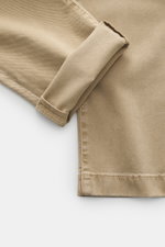 Jacob Cohen Pants 'Bobby' beige shown from a close-up top-down perspective, highlighting soft cotton-lyocell twill, slim fit, tapered cut, and elastic quality for comfort. Rely on modern luxury in everyday life: The slim-cut pants 'Bobby' by JACOB COHEN i
