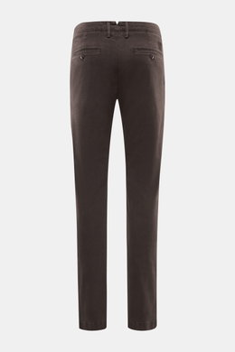 Rear view of Jacob Cohen Pants 'Bobby' dark brown, slim fit with tapered cut, soft cotton-lyocell twill, elastic quality, French pockets, buttoned back pockets, and tonal leather patch. Rely on modern luxury in everyday life: The slim-cut pants 'Bobby' by