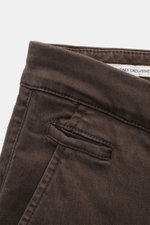 Close-up from above of Jacob Cohen Pants 'Bobby' dark brown in soft cotton-lyocell twill with elastic, slim fit, tapered cut, French pockets, and tonal leather patch. Rely on modern luxury in everyday life: The slim-cut pants 'Bobby' by JACOB COHEN impres
