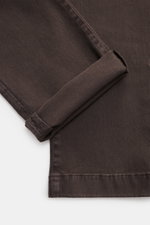 Close-up top-down view of folded Jacob Cohen Pants 'Bobby' dark brown, showcasing soft cotton-lyocell twill fabric with elastic, slim fit, tapered cut, and fine stitching. Rely on modern luxury in everyday life: The slim-cut pants 'Bobby' by JACOB COHEN i