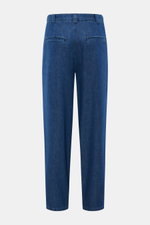 A.P.C. Baumwollhose 'Ricky' dunkelblau in Loose Fit mit hoher Bundhöhe, Zip Fly, Bundknopf, doppelter Bundfalte, fotografiert von hinten.