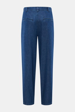 A.P.C. Baumwollhose 'Ricky' dunkelblau in Loose Fit mit hoher Bundhöhe, Zip Fly, Bundknopf, doppelter Bundfalte, fotografiert von hinten.