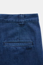 A.P.C. Baumwollhose 'Ricky' dunkelblau, Detailansicht Rückseite mit Leistentasche, hoher Bund, doppelte Bundfalte, Denimstoff, leichte Haptik.