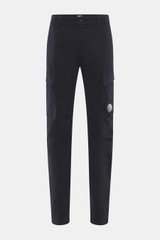 C.P. Company Cargohose navy, frontale Ansicht, reine Baumwolle mit leichtem Stretch, weicher Griff, Regular Fit, schmal zulaufend, Reißverschluss, Bundknopf, Seitentaschen, Cargo-Taschen, paspelierte Gesäßtaschen, Linsendetail.