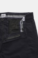 C.P. Company Cargohose navy von oben fotografiert, reine Baumwolle, leichter Stretch, weicher Griff, Regular Fit, schmal zulaufend, Reißverschluss, Bundknopf, Seitentaschen, Cargo-Taschen, paspelierte Gesäßtaschen, labeltypisches Linsendetail.