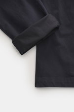 Nahaufnahme der C.P. Company Cargohose navy, schmal zulaufend, aus reiner Baumwolle mit leichtem Stretch, weicher Griff, Regular Fit, Reißverschluss und Bundknopf.