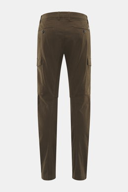 C.P. Company Cargohose khaki, Rückansicht, reine Baumwolle, leichter Stretch, weicher Griff, Regular Fit, schmal zulaufend, Reißverschluss, Bundknopf, Seitentaschen, Cargo-Taschen, paspelierte Gesäßtaschen, Linsendetail.