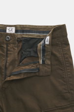 C.P. Company Cargohose khaki, Front nah, Reißverschluss mit Bundknopf, reine Baumwolle, leichter Stretch, Regular Fit, schmal zulaufend, Taschen in Seitennaht, Cargo-Taschen, paspelierte Gesäßtaschen, labeltypisches Linsendetail, weicher Griff.