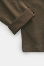 Nahaufnahme der umgeschlagenen Beinöffnung der C.P. Company Cargohose khaki, reine Baumwolle, leichter Stretch, Regular Fit, schmal zulaufend.