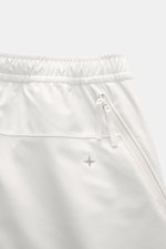 Stone Island Hose 'Stellina' offwhite, Detailaufnahme von Bund und Reißverschluss, leicht elastische Microfaser, Regular Fit, gerader Schnitt, hohe Bundhöhe.