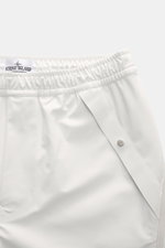 Stone Island Hose 'Stellina' offwhite, Detailaufnahme von oben, Regular Fit, elastischer Bund, Microfaser, Taschen, Reißverschluss, Windrosen-Stitching.