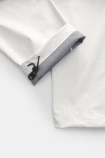 Nahaufnahme des Saums der Stone Island Hose 'Stellina' offwhite aus leicht elastischer Microfaser mit glattem Griff, Regular Fit, geradem Schnitt, hoher Bundhöhe, elastischem Bund mit Gummizug, robustem Reißverschluss, französischen Taschen mit Druckknopf