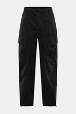 Frontale Nahaufnahme der Stone Island Cargohose 'Ghost Piece' schwarz aus leichter Microfaser mit Loose Fit, geradem Schnitt, elastischem Bund, Cargo- und Gesäßtaschen, tonalem Kompass-Badge und regulierbarer Saumweite.