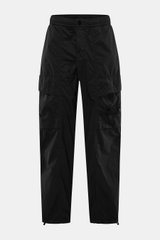 Frontale Nahaufnahme der Stone Island Cargohose 'Ghost Piece' schwarz aus leichter Microfaser mit Loose Fit, geradem Schnitt, elastischem Bund, Cargo- und Gesäßtaschen, tonalem Kompass-Badge und regulierbarer Saumweite.