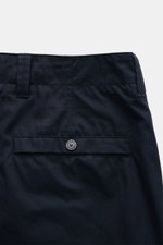 Detailansicht der Taille der Stone Island Cargohose 'Ghost Piece' navy aus Baumwoll-Popeline, tonales Kompass-Badge sichtbar.