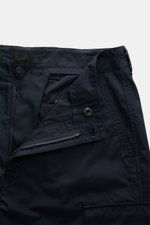Stone Island Cargohose 'Ghost Piece' navy aus Baumwoll-Popeline, knöchellang, Tapered Fit, geöffnet mit Knopf, Reißverschluss, Detailansicht von vorne