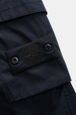 Stone Island Cargohose 'Ghost Piece' navy, Nahaufnahme von Cargotasche mit tonalem Kompass-Badge, robuste Baumwoll-Popeline, glatter Griff.