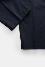 Stone Island Cargohose 'Ghost Piece' navy in glattem Baumwoll-Popeline, knöchellang, mit tonalem Kompass-Badge, Cargotaschen, frontal fotografiert.