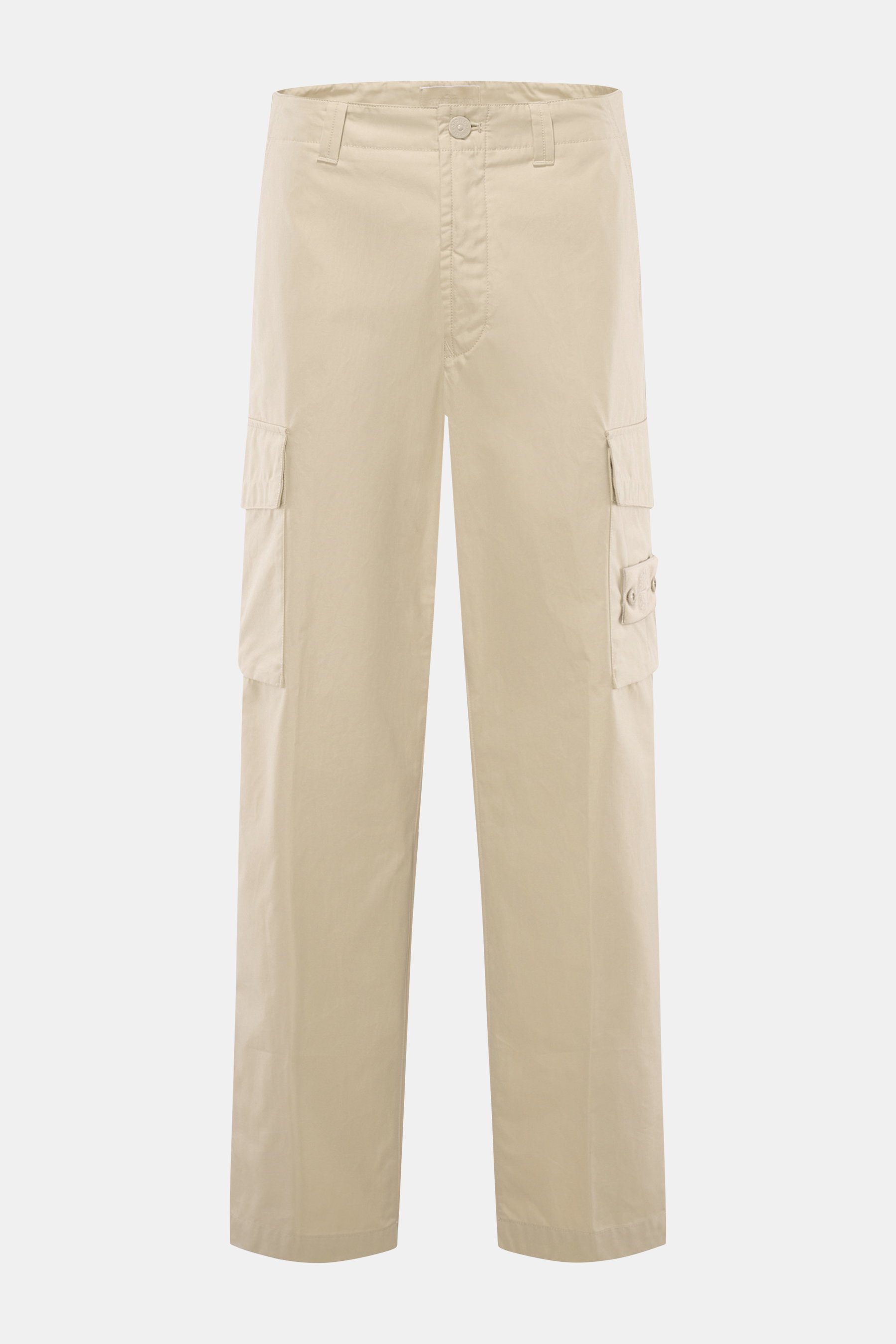 Stone Island Cargohose 'Ghost Piece' sand, frontale Nahaufnahme, Baumwoll-Popeline, tapered Fit, Cargotaschen, tonales Kompass-Badge, knöchellang.
