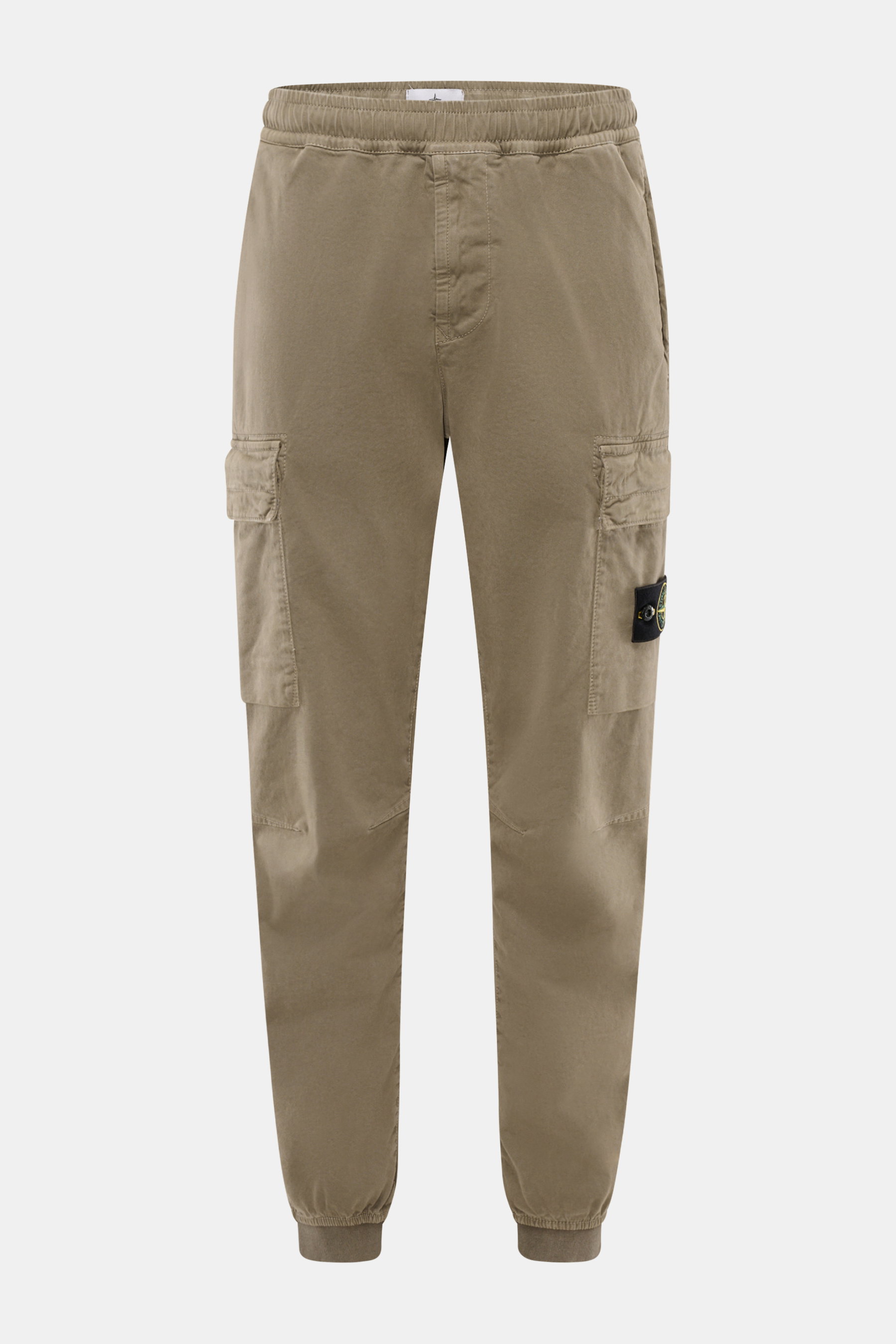 Stone Island Cargo-Jogpants graugrün, frontale Nahaufnahme, elastische Bio-Baumwolle, Cargo- und Zipper-Taschen, Kompass-Badge, tapered Fit, kurzer Schnitt.