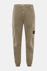 Stone Island Cargo-Jogpants graugrün, frontale Nahaufnahme, elastische Bio-Baumwolle, Cargo- und Zipper-Taschen, Kompass-Badge, tapered Fit, kurzer Schnitt.