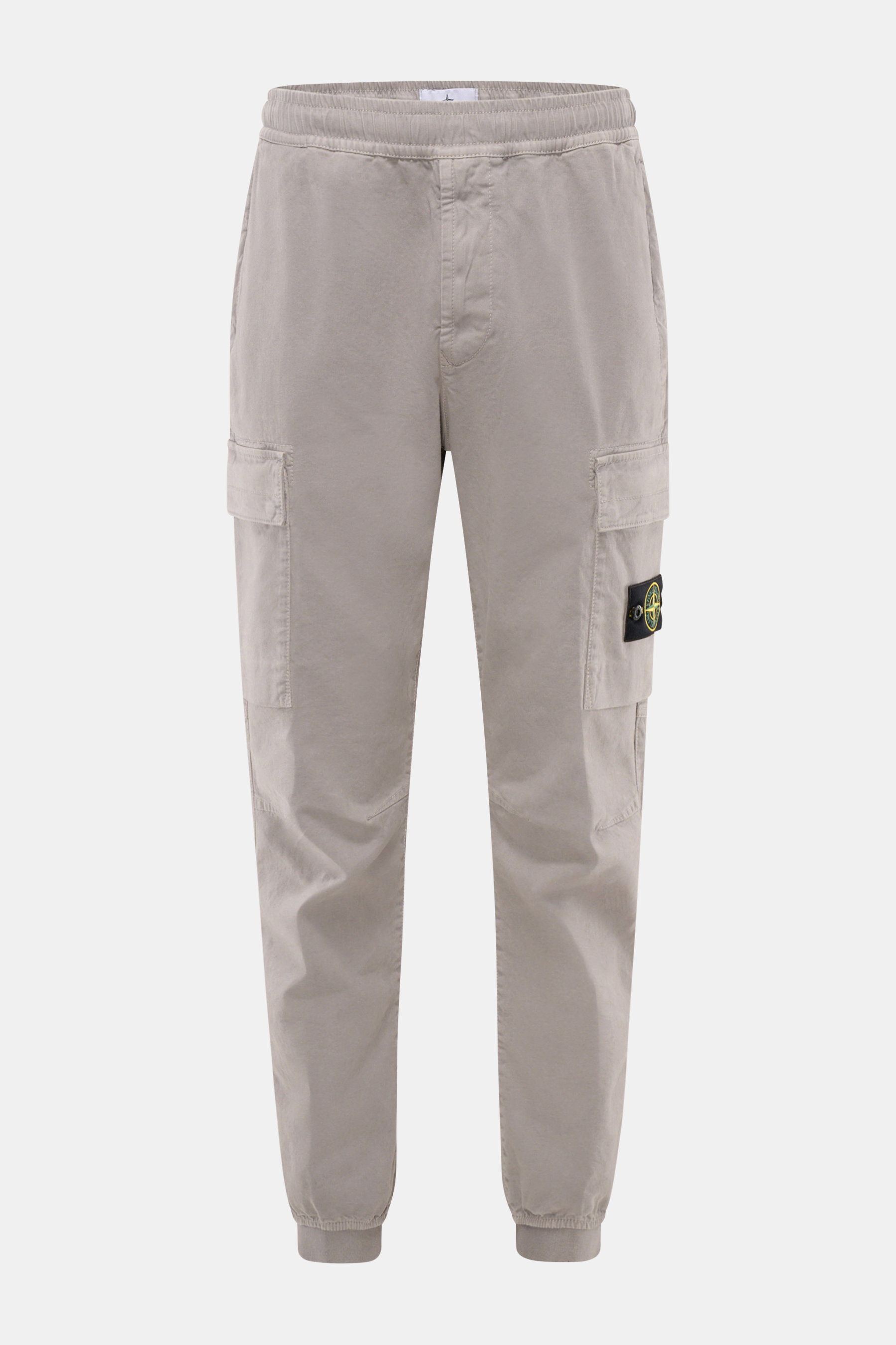 Stone Island Cargo-Jogpants grau, frontale Nahaufnahme, elastische Bio-Baumwolle, Cargo- und Zipper-Taschen, Kompass-Badge, tapered Fit, kurzer Schnitt.