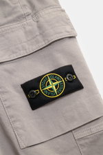 Close-up shot of the Stone Island Cargo Jogpants grey, showing the compass badge on the pocket made from elastic organic cotton with a soft touch.

Description: For everyone who wants to combine function and style: These cargo jogpants by STONE ISLAND are
