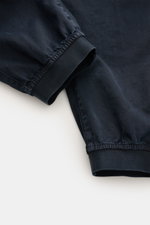 Nahaufnahme der elastischen Beinabschlüsse der Stone Island Cargo-Jogpants navy aus stückgefärbter Bio-Baumwolle mit Tunnelzug.