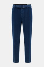 Frontansicht der braunen Officine Générale Hose 'Hugo' mit tonalem Gürtel, schmal zulaufendem Tapered Fit, Lyocell-Leinen-Baumwoll-Mix.