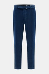 Frontansicht der braunen Officine Générale Hose 'Hugo' mit tonalem Gürtel, schmal zulaufendem Tapered Fit, Lyocell-Leinen-Baumwoll-Mix.