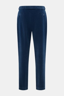 Officine Générale Hose 'Hugo' braun, knöchellang, schmal zulaufend, mit Gürtel, Seiten- und paspelierte Gesäßtaschen, Rückansicht.