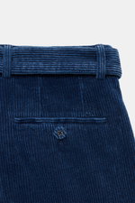 Braunes Detailbild der Officine Générale Hose 'Hugo' von hinten oben, glatter Griff, tonaler Gürtel, Bundhaken, Bundfalte, Gesäßtasche mit Knopf.