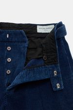Braune Officine Générale Hose 'Hugo' in Tapered Fit, knöchellang mit Gürtel, Reißverschluss, Bundhaken, Seiten- und Gesäßtaschen, glatter Griff, Detailfoto Innenbund.