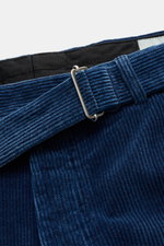 Officine Générale Hose 'Hugo' braun, Detailaufnahme Gürtel und Bund aus Cord, seitliche Perspektive, Tapered Fit, tonaler Gürtel mit Metallverschluss.