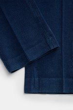 Das Bild zeigt die braune Officine Générale Hose 'Hugo' aus Lyocell, Leinen, Baumwolle, knöchellang, tapered fit, mit tonal passendem Gürtel, Bundhaken, Reißverschluss, Taschen und fixiertem Saumaufschlag, aufgenommen aus frontaler Perspektive.