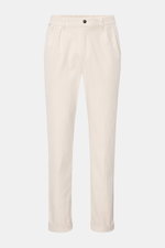 Frontale Ansicht der 04651/ A trip in a bag Cordhose offwhite aus elastischer Baumwolle mit Tapered Fit, doppelter Bundfalte und fixiertem Saumaufschlag.