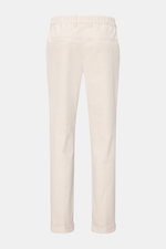 Rückansicht der 04651/ A trip in a bag Cordhose offwhite aus elastischer Baumwolle, knöchellang mit tapered Fit, Bundknopf und Saumaufschlag.