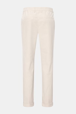 Rückansicht der 04651/ A trip in a bag Cordhose offwhite aus elastischer Baumwolle, knöchellang mit tapered Fit, Bundknopf und Saumaufschlag.