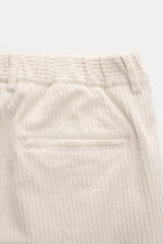 Nahaufnahme der rückseitigen Tasche und des teillastischen Bundes der offwhite 04651/ A trip in a bag Cordhose aus elastischer Baumwolle im Tapered Fit.