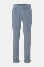 Frontale Aufnahme der 04651/ A trip in a bag Cordhose rauchblau aus elastischer Baumwolle, Tapered Fit, knöchellang mit fixiertem Saumaufschlag.