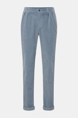 Frontale Aufnahme der 04651/ A trip in a bag Cordhose rauchblau aus elastischer Baumwolle, Tapered Fit, knöchellang mit fixiertem Saumaufschlag.
